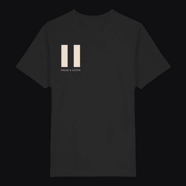 Schwarzes schweres Oversized-Shirt, cremefarbenes Pause-Zeichen und PAUSE & LISTEN auf der Brust