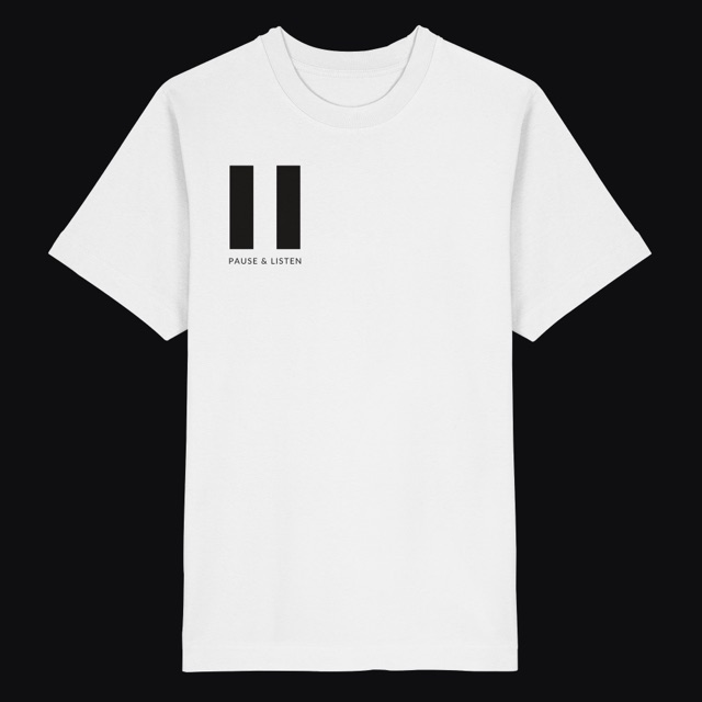 Weißes schweres Oversized-Shirt, schwarzes Pause-Zeichen und PAUSE & LISTEN auf der Brust